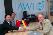 Two unknown Chinese officials, German Gerrit Lohmann, AWI.