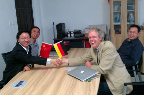 AWI's Gerrit Lohmann in China agreeing to collaborate with the Chinese. Photo of AWI's Gerrit Lohmann in China agreeing to collaborate with the Chinese.